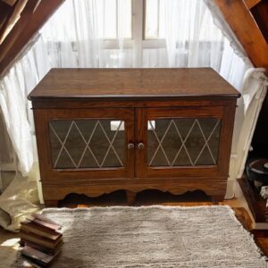 Vintage Old Charm Style Oak Leaded Glass TV Stand / Video Cabinet